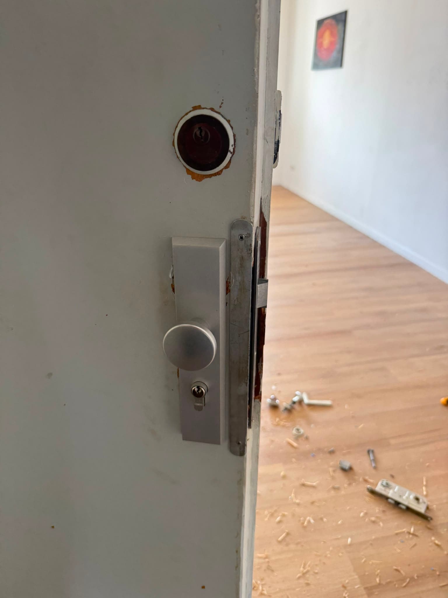 Geöffnete Wohnungstür nach einer Türöffnung durch Schlüsseldienst Josef in Mannheim